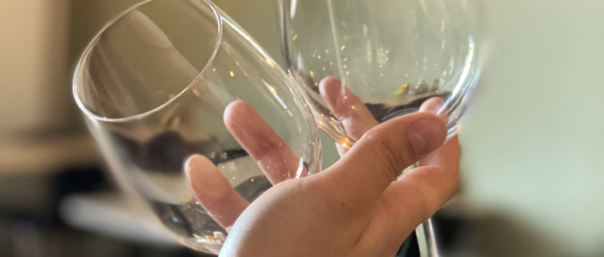 Tva glas i hand